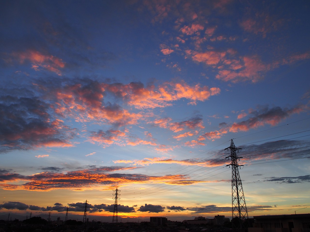 雲燃ゆる、夜の手前