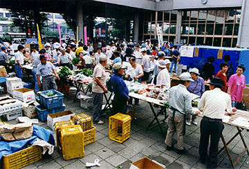 第2回 大判部門 金賞 青空市場にて