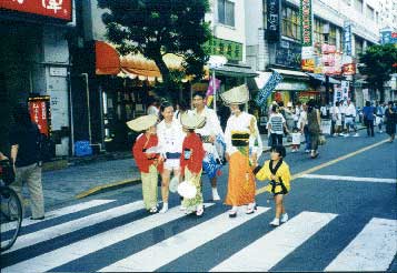 第4回 大判部門 銀賞 集合地へ急ぐ三鷹阿波踊り連