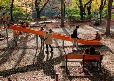 第16回 一般部門（Ａ4サイズ未満クラス） 銀賞 秋の公園に遊ぶ