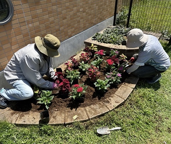 6月お花植えの様子_02